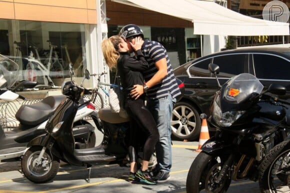 Danielle Winits dá um beijo em Amaury Nunes