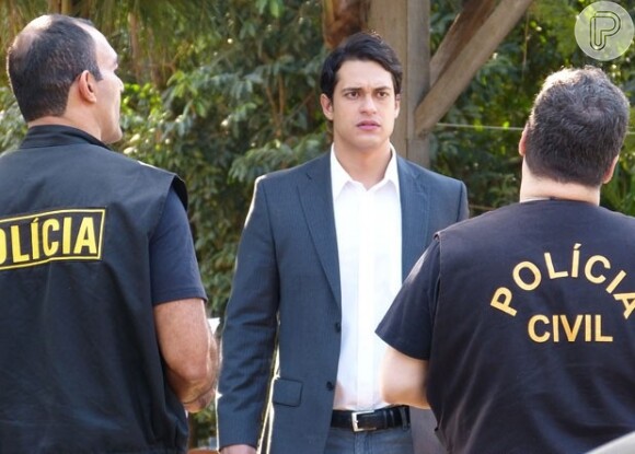 Hélio (Raphael Viana) é preso ao assumir crime encomendado por Dionísio (Sérgio Mamberti), em 'Flor do Caribe'