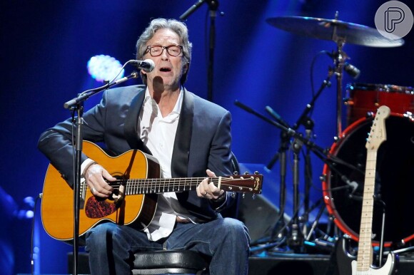 Eric Clapton emociona no show em apoio às vítimas do furacão Sandy, em 12 de dezembro de 2012, em Nova York