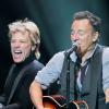 Jon Bon Jovi e Bruce Springsteen cantam juntos no show em apoio às vítimas do furacão Sandy, em 12 de dezembro de 2012, em Nova York