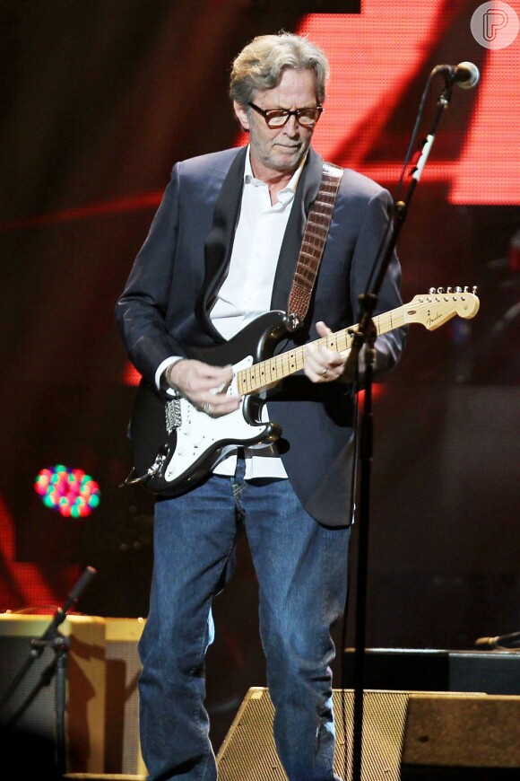 Eric Clapton toca no show em apoio às vítimas do furacão Sandy, em 12 de dezembro de 2012, em Nova York