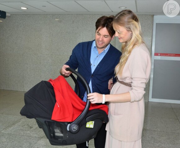 Carol Trentini e Fábio Bartelt deixam a maternidade com o primeiro filho, Bento