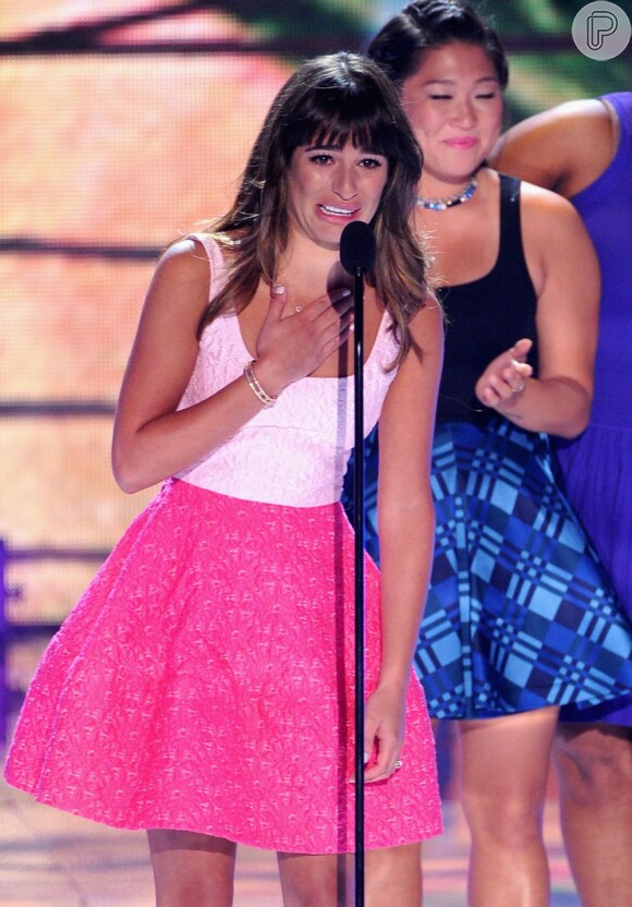 Lea Michele dedica prêmio no Teen Choice Awards a Cory Monteith: 'Ele vai ficar para sempre'