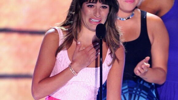 Lea Michele emociona plateia ao dedicar prêmio a Cory Monteith: 'Muito especial'