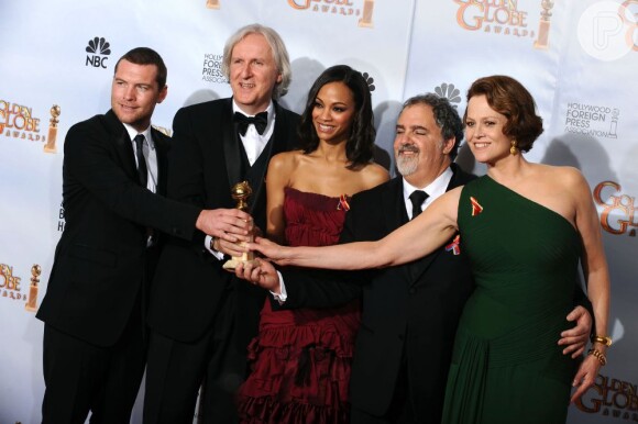 James Cameron e equipe na cerimônia de entrega do Globo de Ouro, em Los Angeles, após ganhar os dois principais prêmios da edição de 2010: o de melhor direção e de melhor filme dramático por 'Avatar'. Na foto, ele está acompanhado de Zoe Saldana, Sam Worthington, Sigourney Weaver