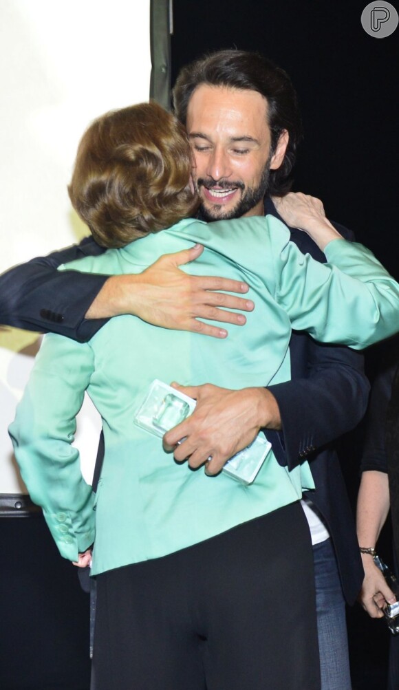Rodrigo Santoro dá um abraço carinhoso em Fernanda Montenegro durante o Prêmio ACIE de Cinema