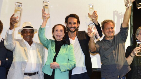 Rodrigo Santoro recebe prêmio de Melhor Ator por atuação em 'Heleno'