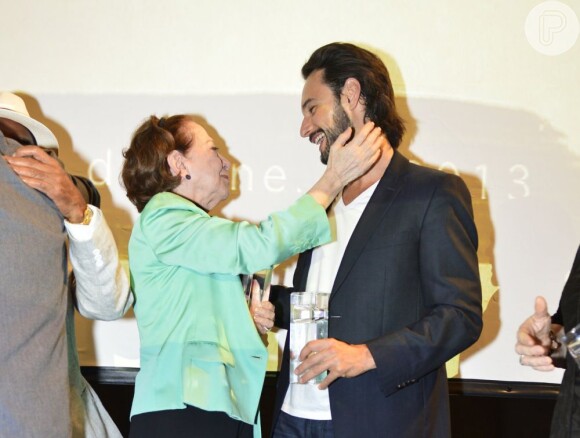 A homenageada Fernanda Montenegro faz um carinho em Rodrigo Santoro, que levou o prêmio de Melhor Ator