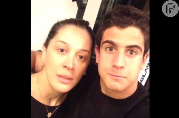 Claudia Raia e Enzo Motta publicaram um vídeo convocando os fãs para largar a televisão e a comida e irem malhar