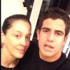 Claudia Raia e Enzo Motta foram se aquecer na academia, malhando os músculos, já que faz 23°C no Rio de Janeiro