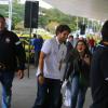Alexandre Pato é abordado por fãs no aeroporto Santos Dumont, no Rio