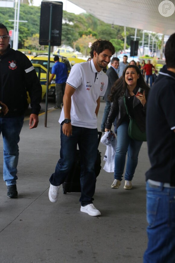 Alexandre Pato recebe carinho de fãs no aeroporto Santos Dumont, no Rio de Janeiro, em 15 de agosto de 2013