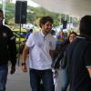 Alexandre Pato esbanja simpatia em aeroporto carioca