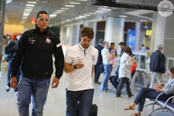 Alexandre Pato caminha no aeroporto do Rio de Janeiro