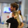 Alexandre Pato é atencioso com fã em aeroporto, no Rio