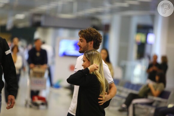 Alexandre Pato é atencioso com fã em aeroporto, no Rio