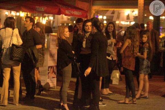 Mayana Neiva é flagrada do lado de fora do restaurante Paris 6, no Rio, com Maria Helena Chira