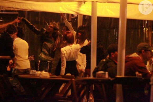 Thaila Ayala e Humberto Carrão curtem noite e dançam em restaurante carioca