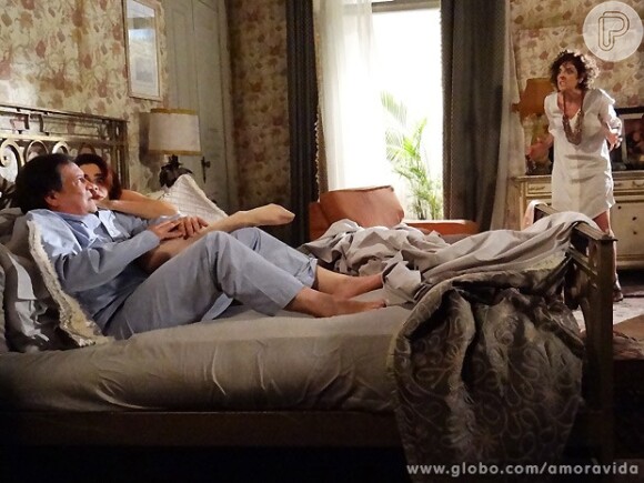 Vega (Christiane Tricerri) pega Atílio (Luis Melo) na cama de Gigi (Françoise Forton), sua ex-mulher, em 'Amor à Vida'