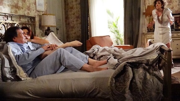 'Amor à Vida': Trígamo, Atílio (Luis Melo) é flagrado na cama com outra por Vega