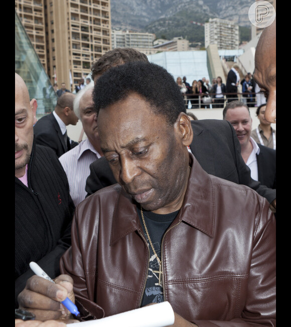Pelé dando autógrafos em Mônaco, em outubro de 2012