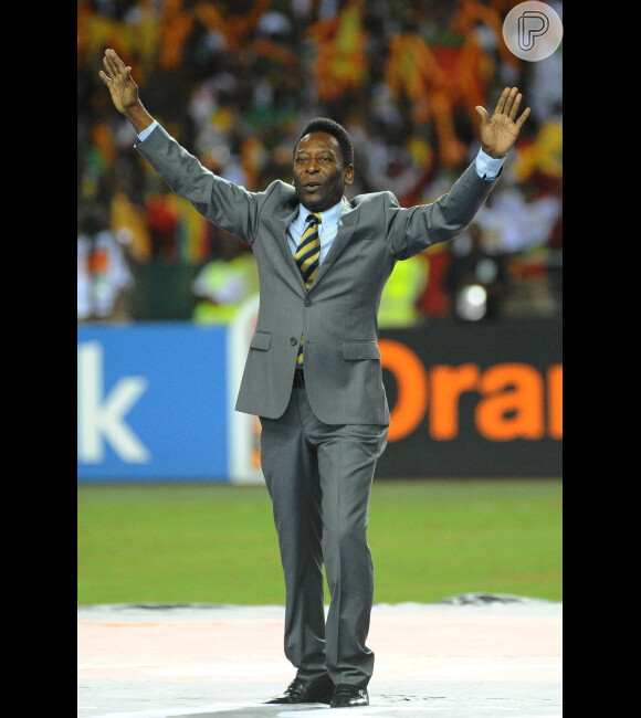 Pelé, o craque mundialmente reconhecido, é aclamado pelo público no estádio de L'Amitie, em Libreville, Gabão, em fevereiro de 2012