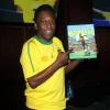 O ex-jogador Pelé mostrando seu livro em maio de 2010