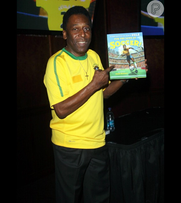 O ex-jogador Pelé mostrando seu livro em maio de 2010