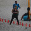 No exercícios feitos na praia, Carolina Dieckmann usa elásticos, cones e marcações na areia