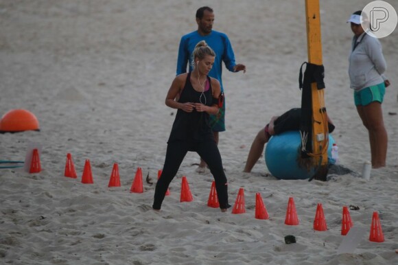 No exercícios feitos na praia, Carolina Dieckmann usa elásticos, cones e marcações na areia