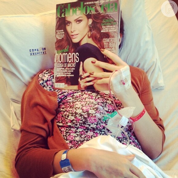 Após a cirurgia para tratamendo de endometriose, Fernanda Machado postou uma foto em seu Instagram deitada na cama do hospital