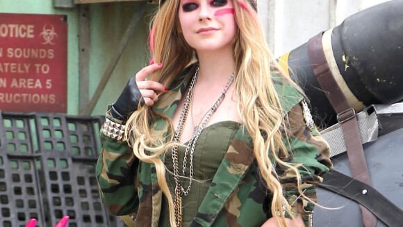 Avril Lavigne beija uma mulher no clipe de 'Rock n Roll', o segundo do novo CD