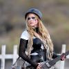 Avril Lavigne é flagrada com uma guitarra diferente durante as filmagens de 'Rock N Roll'