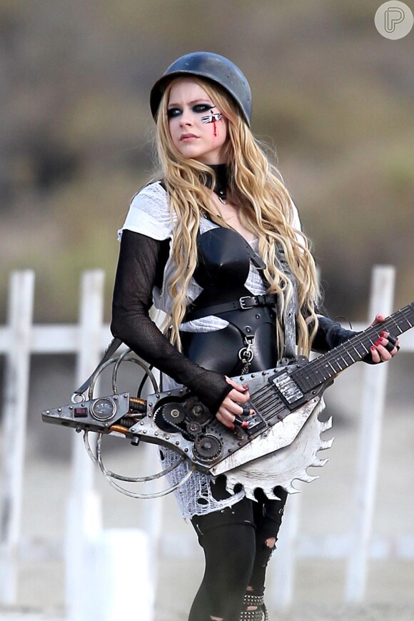 Avril Lavigne é flagrada com uma guitarra diferente durante as filmagens de 'Rock N Roll'