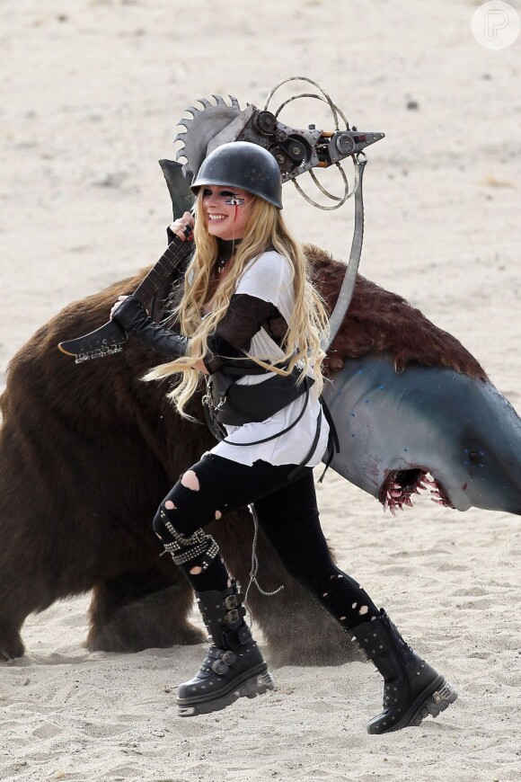 Avril Lavigne se diverte lutando contra um urso com cabeça de tubarão durante as filmagens de 'Rock N Roll'
