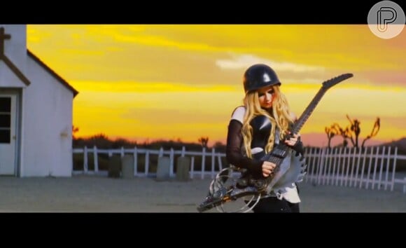 Avril Lavigne faz um solo de guitarra na frente de uma igreja, após um velório, em uma referência explícita ao clipe de 'November Rain' do Guns N'Roses