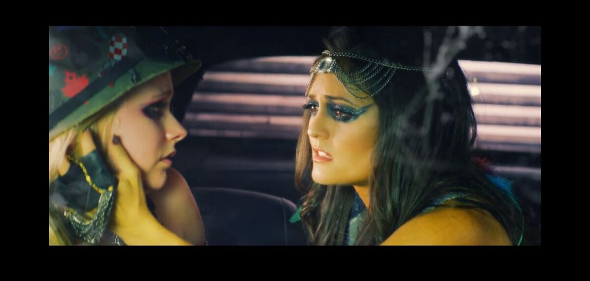 Foto Avril Lavigne Contracena Com A Atriz Danica Mckellar No Clipe De Rock N Roll Purepeople 