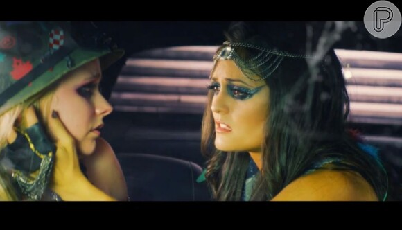Avril Lavigne contracena com a atriz Danica Mckellar no clipe de 'Rock N Roll'