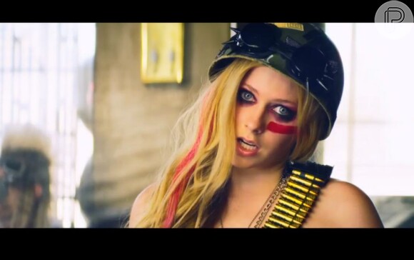 Avril Lavigne usou um figurino militar para falar o quanto é roqueira em 'Rock N Roll'