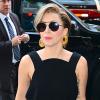A namorada de Taylor Kinney, Lady Gaga, abraça morador de rua e diz que cheira mal
