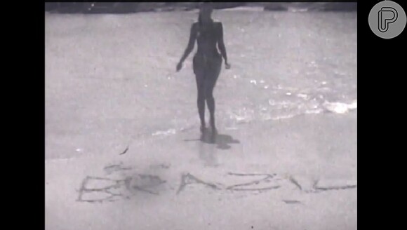 Em outro trecho do vídeo, Beyoncé escreve 'Brazil' na areia de uma praia de Santa Catarina, onde esteve em 2010