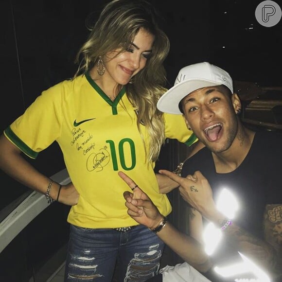 Neymar foi apontado como romance de Lorena Improta, mas a dançarina do 'Domingão do Faustão' negou qualquer relacionamento: 'Amizade. É só isso mesmo'