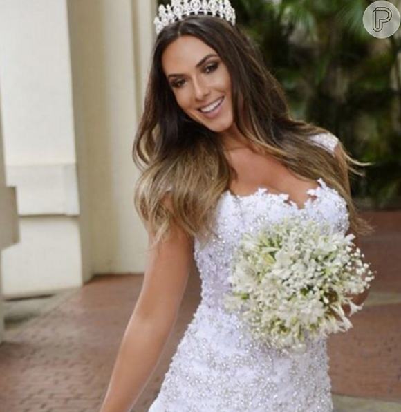 Nicole Bahls usou vestido de noiva para sessão de fotos e postou em seu Instagram