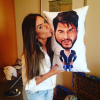 Nicole Bahls beijou a almofada com o rosto de Marcelo Bimbi e o modelo postou a foto no Instagram