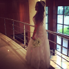 Nicole Bahls com vestido de noiva durante uma sessão de fotos. Já dá para imaginar como a modelo ficaria no dia do casamento