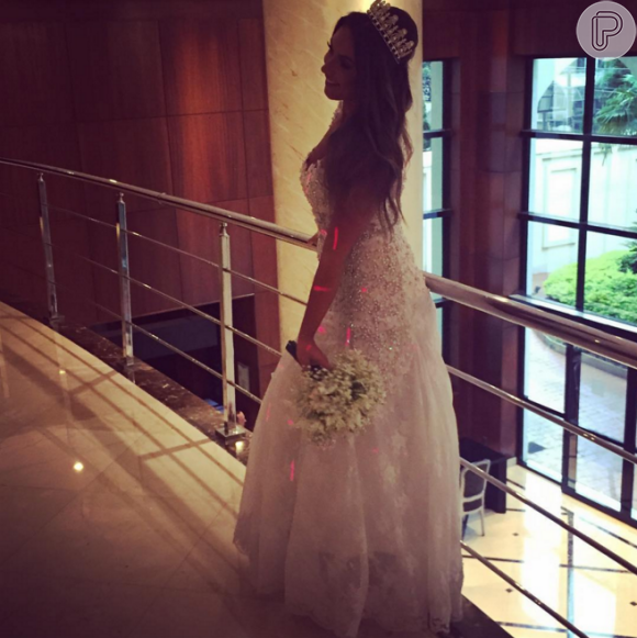 Nicole Bahls com vestido de noiva durante uma sessão de fotos. Já dá para imaginar como a modelo ficaria no dia do casamento