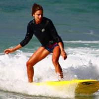 Grazi Massafera se equilibra em cima da prancha durante aula de surfe: 'Arrasou'