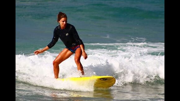 Grazi Massafera se equilibra em cima da prancha durante aula de surfe: 'Arrasou'