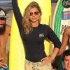 Grazi Massafera faz pose nas areias de Fernando de Noronha com prancha de surfe