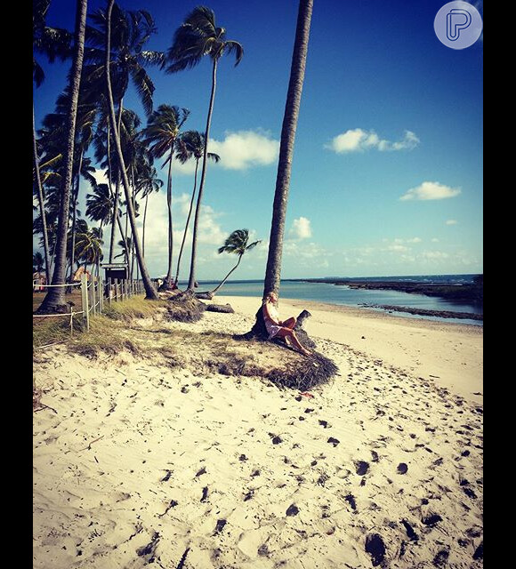 Giovanna Ewbank posou toda reflexiva na Praia dos Cerneiros, em Pernambuco, e compartilhou a foto no Instagram na manhã desta quinta-feira (10)
